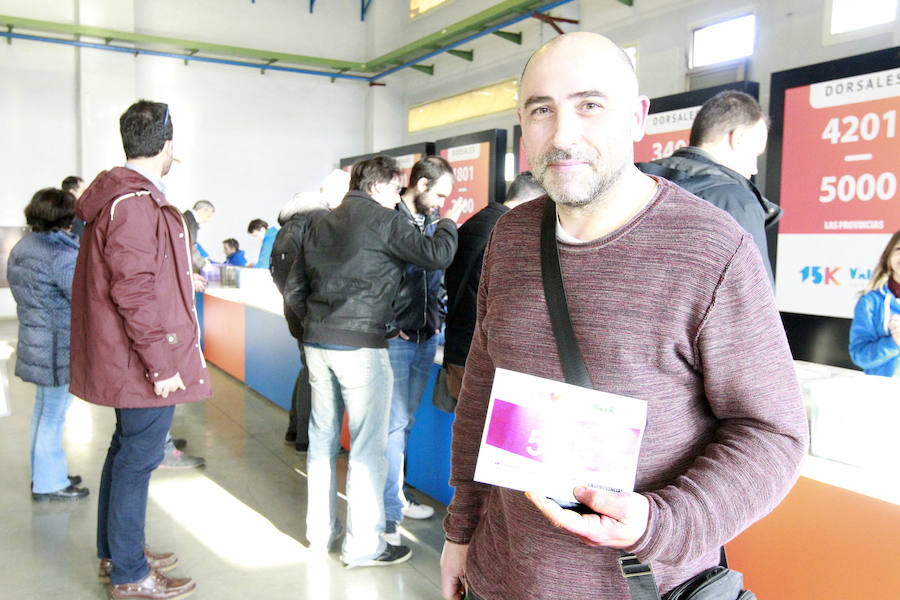 La 15K Valencia Abierta al Mar es una carrera multicolor. Como la camiseta conmemorativa de esta séptima edición del primer gran fondo del año en la ciudad. La prenda técnica, en la que predomina el color rojo corporativo del Banco Santander, patrocinador del evento, ha gustado a la práctica totalidad de los participantes que ya tienen su dorsal. La feria del corredor, ubicada en el lugar donde estaba la antigua rotativa de LAS PROVINCIAS vuelve a abrir sus puertas de 9 a 21 horas, con parada de 14 a 16.