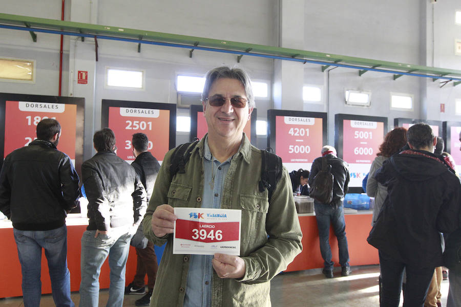 La 15K Valencia Abierta al Mar es una carrera multicolor. Como la camiseta conmemorativa de esta séptima edición del primer gran fondo del año en la ciudad. La prenda técnica, en la que predomina el color rojo corporativo del Banco Santander, patrocinador del evento, ha gustado a la práctica totalidad de los participantes que ya tienen su dorsal. La feria del corredor, ubicada en el lugar donde estaba la antigua rotativa de LAS PROVINCIAS vuelve a abrir sus puertas de 9 a 21 horas, con parada de 14 a 16.