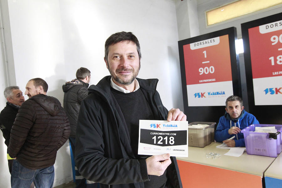 La 15K Valencia Abierta al Mar es una carrera multicolor. Como la camiseta conmemorativa de esta séptima edición del primer gran fondo del año en la ciudad. La prenda técnica, en la que predomina el color rojo corporativo del Banco Santander, patrocinador del evento, ha gustado a la práctica totalidad de los participantes que ya tienen su dorsal. La feria del corredor, ubicada en el lugar donde estaba la antigua rotativa de LAS PROVINCIAS vuelve a abrir sus puertas de 9 a 21 horas, con parada de 14 a 16.