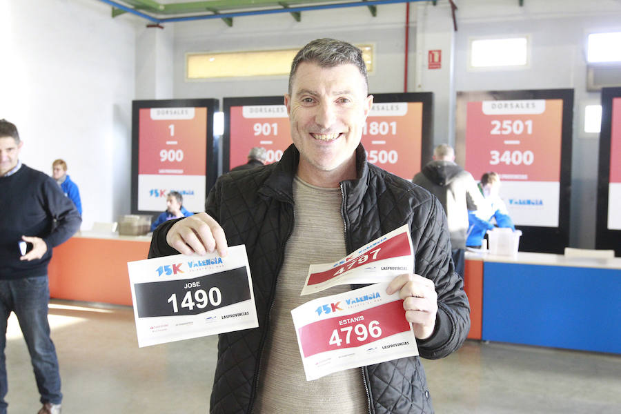 La 15K Valencia Abierta al Mar es una carrera multicolor. Como la camiseta conmemorativa de esta séptima edición del primer gran fondo del año en la ciudad. La prenda técnica, en la que predomina el color rojo corporativo del Banco Santander, patrocinador del evento, ha gustado a la práctica totalidad de los participantes que ya tienen su dorsal. La feria del corredor, ubicada en el lugar donde estaba la antigua rotativa de LAS PROVINCIAS vuelve a abrir sus puertas de 9 a 21 horas, con parada de 14 a 16.