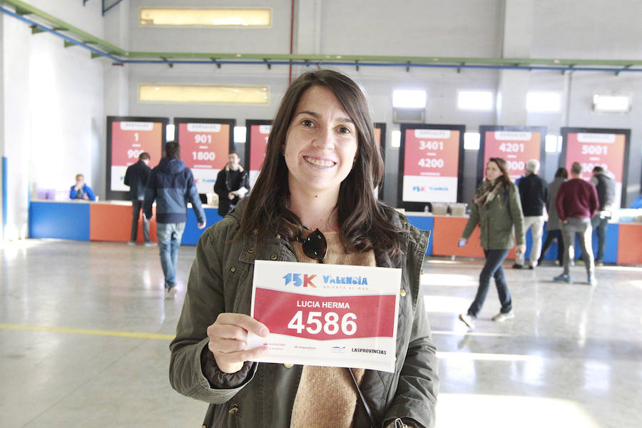 La 15K Valencia Abierta al Mar es una carrera multicolor. Como la camiseta conmemorativa de esta séptima edición del primer gran fondo del año en la ciudad. La prenda técnica, en la que predomina el color rojo corporativo del Banco Santander, patrocinador del evento, ha gustado a la práctica totalidad de los participantes que ya tienen su dorsal. La feria del corredor, ubicada en el lugar donde estaba la antigua rotativa de LAS PROVINCIAS vuelve a abrir sus puertas de 9 a 21 horas, con parada de 14 a 16.