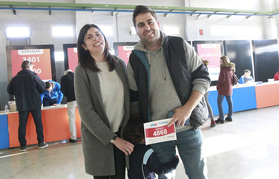 La 15K Valencia Abierta al Mar es una carrera multicolor. Como la camiseta conmemorativa de esta séptima edición del primer gran fondo del año en la ciudad. La prenda técnica, en la que predomina el color rojo corporativo del Banco Santander, patrocinador del evento, ha gustado a la práctica totalidad de los participantes que ya tienen su dorsal. La feria del corredor, ubicada en el lugar donde estaba la antigua rotativa de LAS PROVINCIAS vuelve a abrir sus puertas de 9 a 21 horas, con parada de 14 a 16.