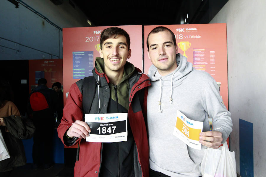 La 15K Valencia Abierta al Mar es una carrera multicolor. Como la camiseta conmemorativa de esta séptima edición del primer gran fondo del año en la ciudad. La prenda técnica, en la que predomina el color rojo corporativo del Banco Santander, patrocinador del evento, ha gustado a la práctica totalidad de los participantes que ya tienen su dorsal. La feria del corredor, ubicada en el lugar donde estaba la antigua rotativa de LAS PROVINCIAS vuelve a abrir sus puertas de 9 a 21 horas, con parada de 14 a 16.