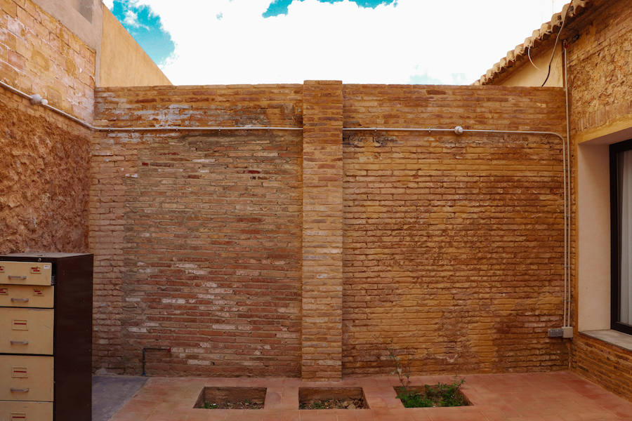 La propia reina Victoria Eugenia entregó las llaves de estas casas hace más de cien años. Hoy, son el único superviviente de las primeras construcciones 'para obreros' que se crearon a principios de siglo XX en Valencia.