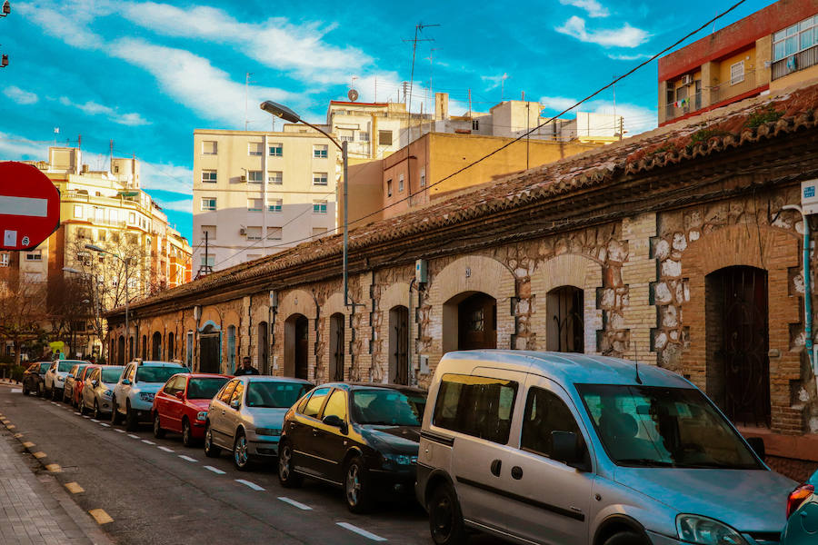 La propia reina Victoria Eugenia entregó las llaves de estas casas hace más de cien años. Hoy, son el único superviviente de las primeras construcciones 'para obreros' que se crearon a principios de siglo XX en Valencia.