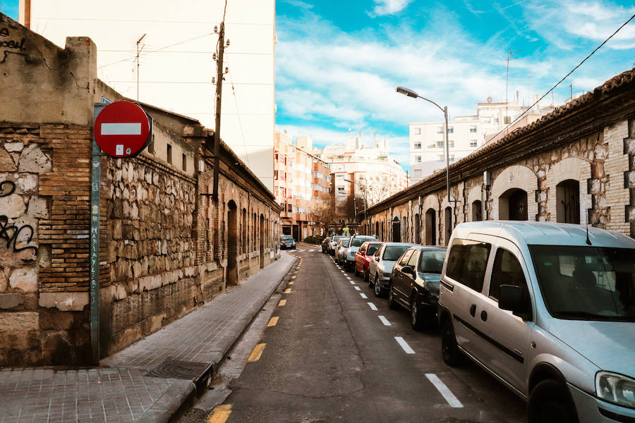 La propia reina Victoria Eugenia entregó las llaves de estas casas hace más de cien años. Hoy, son el único superviviente de las primeras construcciones 'para obreros' que se crearon a principios de siglo XX en Valencia.