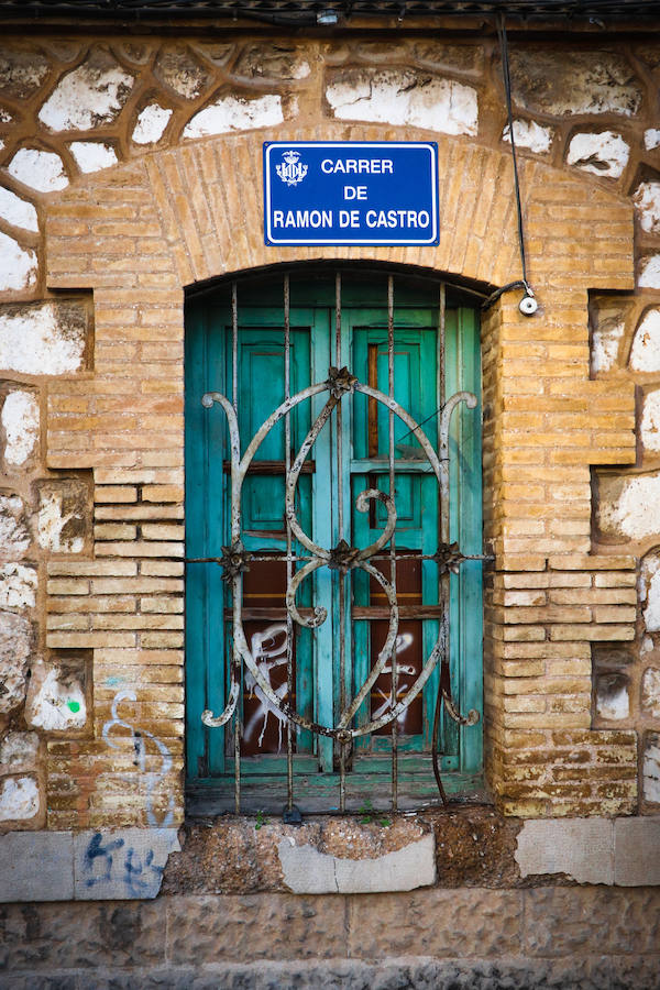 La propia reina Victoria Eugenia entregó las llaves de estas casas hace más de cien años. Hoy, son el único superviviente de las primeras construcciones 'para obreros' que se crearon a principios de siglo XX en Valencia.