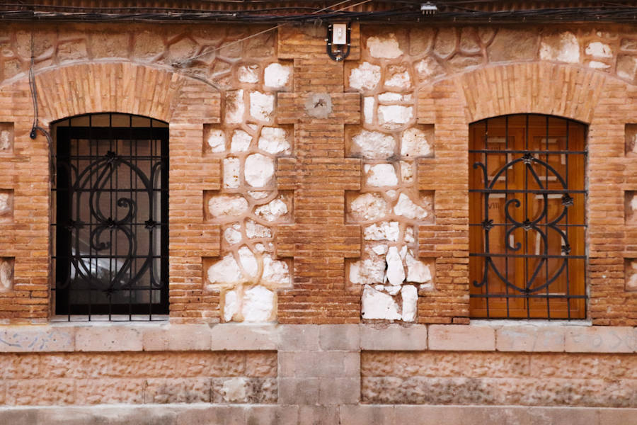 La propia reina Victoria Eugenia entregó las llaves de estas casas hace más de cien años. Hoy, son el único superviviente de las primeras construcciones 'para obreros' que se crearon a principios de siglo XX en Valencia.