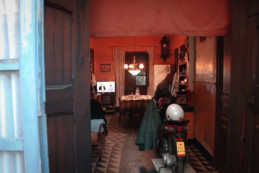 La propia reina Victoria Eugenia entregó las llaves de estas casas hace más de cien años. Hoy, son el único superviviente de las primeras construcciones 'para obreros' que se crearon a principios de siglo XX en Valencia.