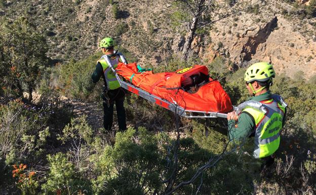 Agentes de la Guardia Civil, durante el rescate.