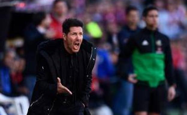 El entrenador del Atlético de Madrid, Simeone, durante el encuentro ante el Rayo Vallecano