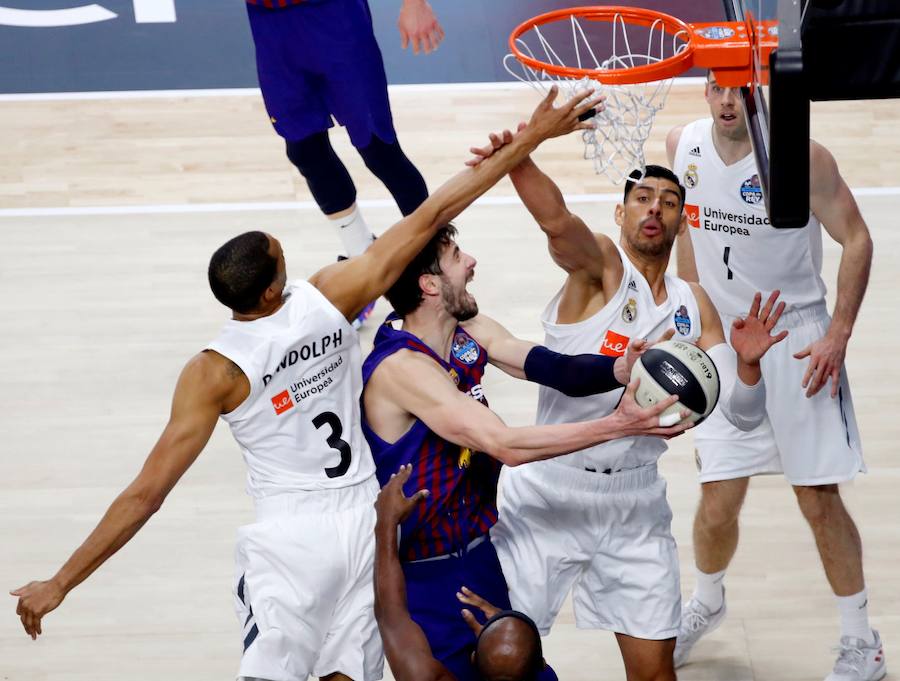 Disfruta de las mejores imágenes de la final de la Copa del Rey de baloncesto entre el BArcelona y el Real MaAdrid. 