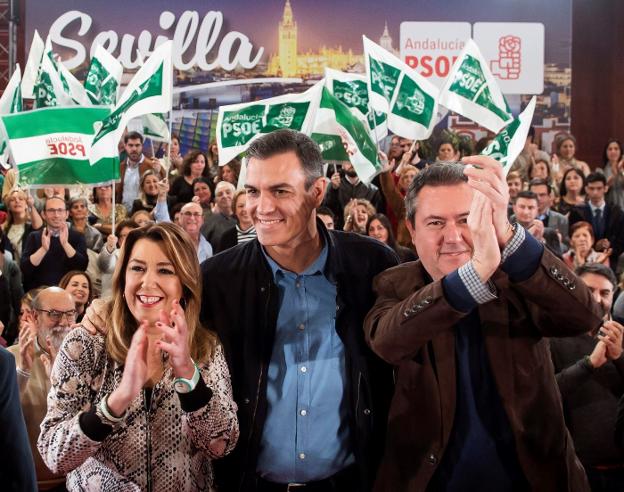 Sánchez y Díaz saludan ayer a los asistentes al mitin del PSOE en Sevilla. 