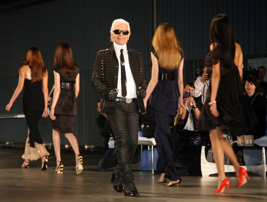 El diseñador alemán Karl Lagerfeld, conocido por haber dirigido las creaciones de la firma francesa Chanel desde 1983, ha fallecido este martes a los 85 años de edad.