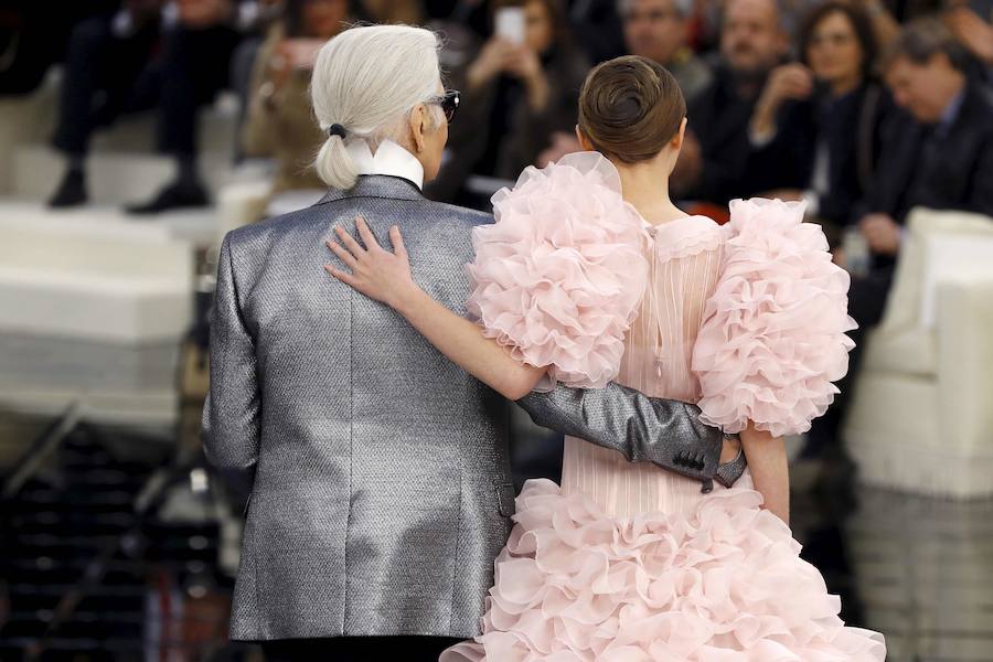 El diseñador alemán Karl Lagerfeld, conocido por haber dirigido las creaciones de la firma francesa Chanel desde 1983, ha fallecido este martes a los 85 años de edad.