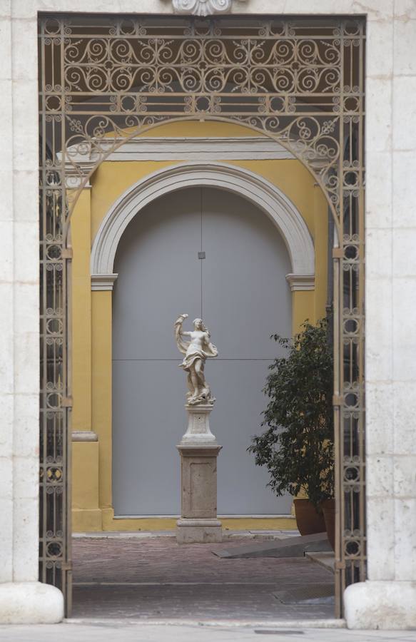 En el Palacio de Marqués de Campo se guarda parte de la historia de Valencia. Allí, en el corazón del Centro Histórico, está el Museo de la Ciudad. Un paseo sus salas restauradas permite ver los fondos pictóricos propiedad del Ayuntamiento, con más de 800 obras y exposiciones como la colección de Pesas y Medidas, cedida por D. Juan Antonio Gómez-Trénor o la colección Adolfo de Azcárraga. Además, el Museo de la Ciudad también cuenta con otras exposiciones temporales ubicadas en una gran sala en la planta baja.