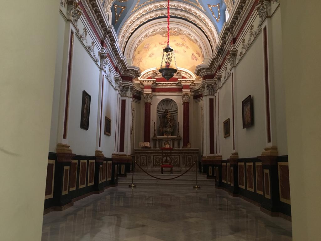 En el Palacio de Marqués de Campo se guarda parte de la historia de Valencia. Allí, en el corazón del Centro Histórico, está el Museo de la Ciudad. Un paseo sus salas restauradas permite ver los fondos pictóricos propiedad del Ayuntamiento, con más de 800 obras y exposiciones como la colección de Pesas y Medidas, cedida por D. Juan Antonio Gómez-Trénor o la colección Adolfo de Azcárraga. Además, el Museo de la Ciudad también cuenta con otras exposiciones temporales ubicadas en una gran sala en la planta baja.