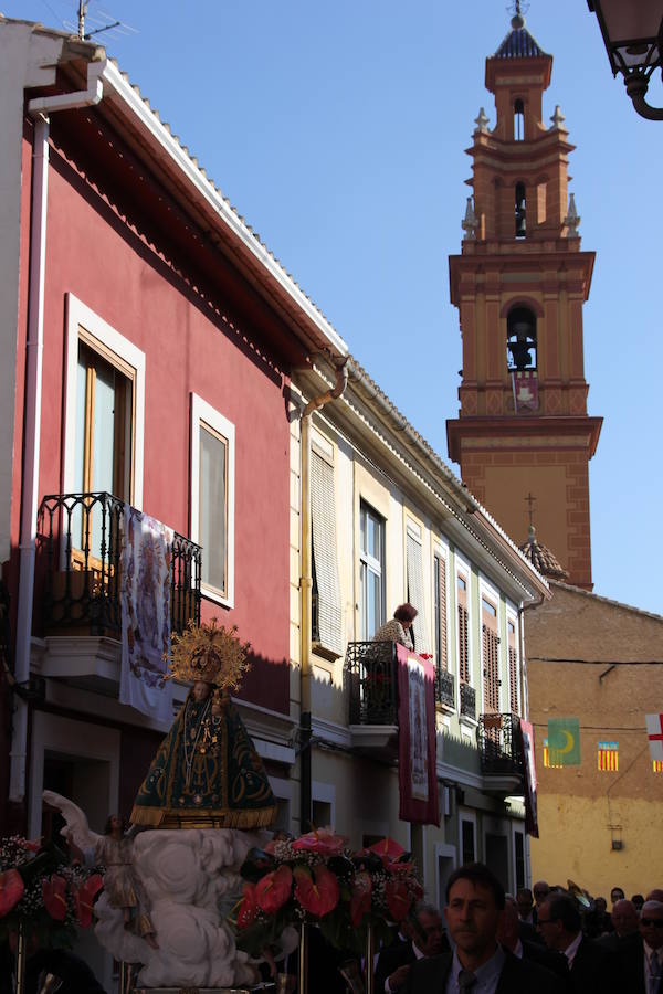 El barrio de la ciudad de Valencia celebra sus orígenes como municipio independiente al cap i casal. Su casco antiguo aún conserva las típicas casas grandes, sus calles estrechas y con rincones con mucho encanto. El 19 de febrero es un día importante para la gente de Campanar y también para aquellos que nacidos o de familias del barrio vuelven a sus calles, a sus antiguas casas para revivir la devoción que siente el antiguo pueblo por su Mare de Déu de Campanar. El día grande de sus fiestas empieza pronto, con misa de descubrir, y después llega el traslado, pasacalle, mascletà y por la tarde, misa, procesión y castillo de fuegos artificiales como colofón a todo un mes de febrero repleto de actos en honor a la patrona del antiguo pueblo y actual barrio de Campanar.