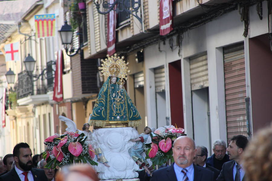 El barrio de la ciudad de Valencia celebra sus orígenes como municipio independiente al cap i casal. Su casco antiguo aún conserva las típicas casas grandes, sus calles estrechas y con rincones con mucho encanto. El 19 de febrero es un día importante para la gente de Campanar y también para aquellos que nacidos o de familias del barrio vuelven a sus calles, a sus antiguas casas para revivir la devoción que siente el antiguo pueblo por su Mare de Déu de Campanar. El día grande de sus fiestas empieza pronto, con misa de descubrir, y después llega el traslado, pasacalle, mascletà y por la tarde, misa, procesión y castillo de fuegos artificiales como colofón a todo un mes de febrero repleto de actos en honor a la patrona del antiguo pueblo y actual barrio de Campanar.