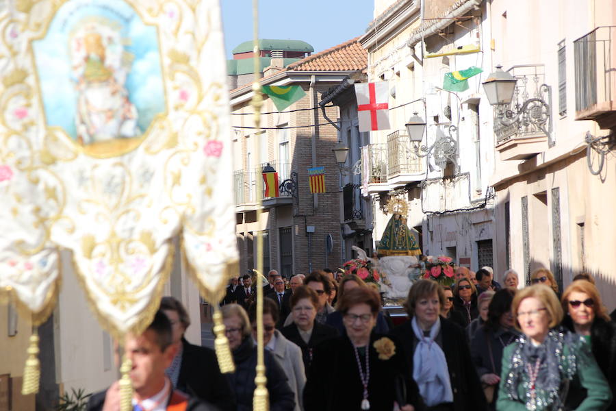 El barrio de la ciudad de Valencia celebra sus orígenes como municipio independiente al cap i casal. Su casco antiguo aún conserva las típicas casas grandes, sus calles estrechas y con rincones con mucho encanto. El 19 de febrero es un día importante para la gente de Campanar y también para aquellos que nacidos o de familias del barrio vuelven a sus calles, a sus antiguas casas para revivir la devoción que siente el antiguo pueblo por su Mare de Déu de Campanar. El día grande de sus fiestas empieza pronto, con misa de descubrir, y después llega el traslado, pasacalle, mascletà y por la tarde, misa, procesión y castillo de fuegos artificiales como colofón a todo un mes de febrero repleto de actos en honor a la patrona del antiguo pueblo y actual barrio de Campanar.