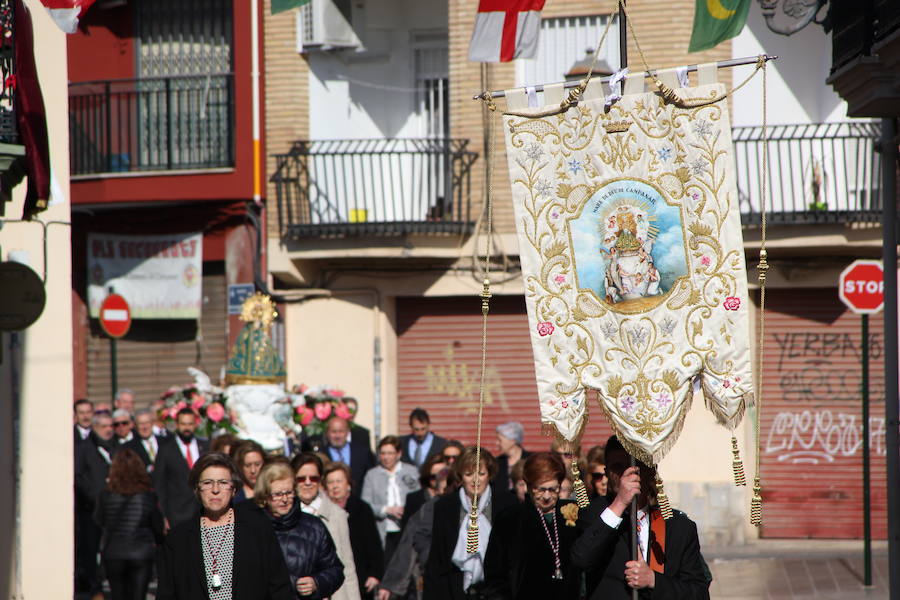 El barrio de la ciudad de Valencia celebra sus orígenes como municipio independiente al cap i casal. Su casco antiguo aún conserva las típicas casas grandes, sus calles estrechas y con rincones con mucho encanto. El 19 de febrero es un día importante para la gente de Campanar y también para aquellos que nacidos o de familias del barrio vuelven a sus calles, a sus antiguas casas para revivir la devoción que siente el antiguo pueblo por su Mare de Déu de Campanar. El día grande de sus fiestas empieza pronto, con misa de descubrir, y después llega el traslado, pasacalle, mascletà y por la tarde, misa, procesión y castillo de fuegos artificiales como colofón a todo un mes de febrero repleto de actos en honor a la patrona del antiguo pueblo y actual barrio de Campanar.