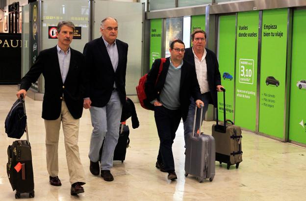 González Pons, segundo por la izquierda, a su llegada ayer a Barajas. 