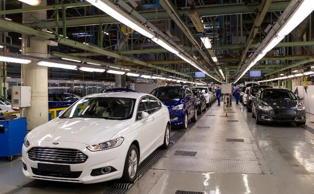 Vehículos en la parte final de la cadena de montaje de la factoría de la compañía Ford en Almussafes.