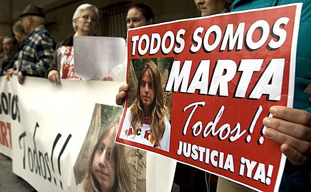 Miembros de la plataforma Marta del Castillo se manifiestan ante la Audiencia de Sevilla. 