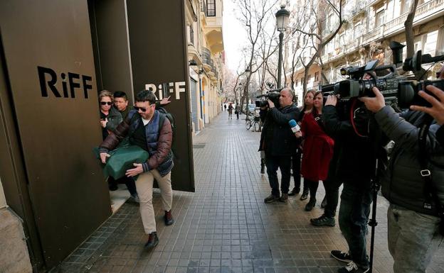 Dos inspectores de la consellería de Sanidad abandonan el restaurante RiFF de Valencia.