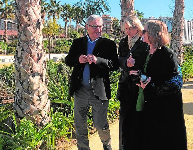 Ribó, con la paisajista Kathryn Gustafson en una visita al parque.