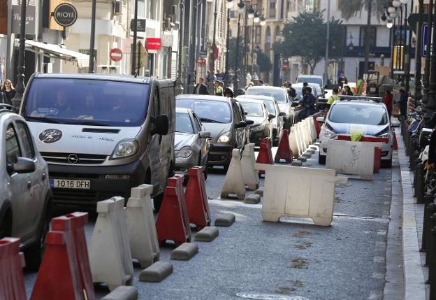 Atasco en la calle Ruzafa, ayer. A la derecha, espacio reservado para el carril ciclista. 