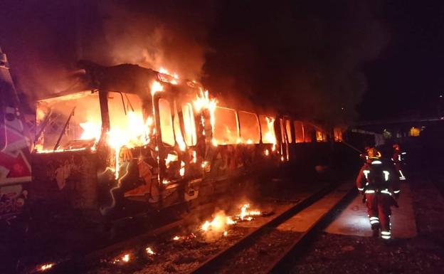 Uno de los vagones del metro de Valencia en Torrent, en llamas.