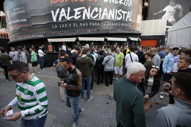 Aficionados del Celtic, ayer en las taquillas. 