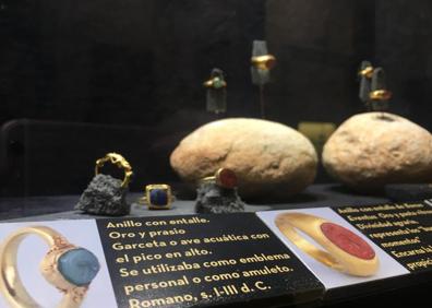 Imagen secundaria 1 - Piezas de la colección 'El oro sobre la piel' en el Museo de la Ciudad de Valencia.