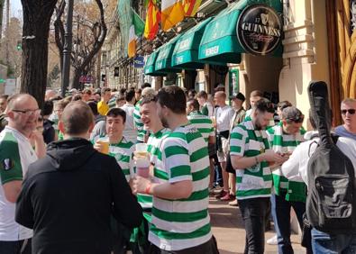 Imagen secundaria 1 - Ambiente festivo de los aficionados del Celtic en Valencia tras las detenciones de anoche