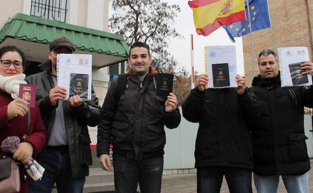 La mayor parte de las familias españolas, en la imagen algunas posan con sus documentos, que habían acudido a Ucrania con contratos de gestación subrogada han recibido ya los salvoconductos y libros de familia que les permitirán regresar a España con sus bebés.