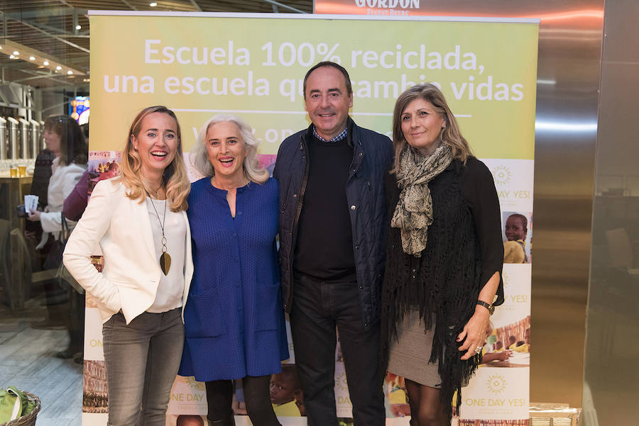 Políticos, empresarios, artistas, farmacéuticos, terapeutas, bancarios, comisarios o cocineros. Más de un centenar de valencianos acudieron el miércoles a la inauguración de la exposición de la fotógrafa Monia Antonioli 'Vente a Lamu', de la ONG valenciana One Day Yes, que permanecerá en Las cervezas del Mercado by BWK, en el Mercado de Colón, un par de meses. El objetivo de la exposición: sensibilizar a la ciudadanía de la situación de los niños en la isla de Lamu, en Kenia, e impulsar ayudas para mejorar su alimentación y educación.