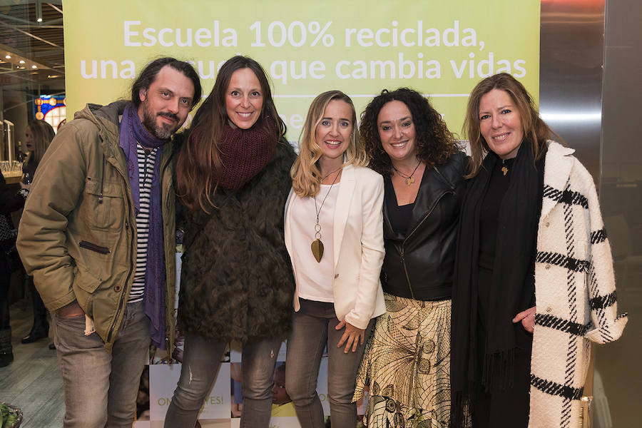 Políticos, empresarios, artistas, farmacéuticos, terapeutas, bancarios, comisarios o cocineros. Más de un centenar de valencianos acudieron el miércoles a la inauguración de la exposición de la fotógrafa Monia Antonioli 'Vente a Lamu', de la ONG valenciana One Day Yes, que permanecerá en Las cervezas del Mercado by BWK, en el Mercado de Colón, un par de meses. El objetivo de la exposición: sensibilizar a la ciudadanía de la situación de los niños en la isla de Lamu, en Kenia, e impulsar ayudas para mejorar su alimentación y educación.