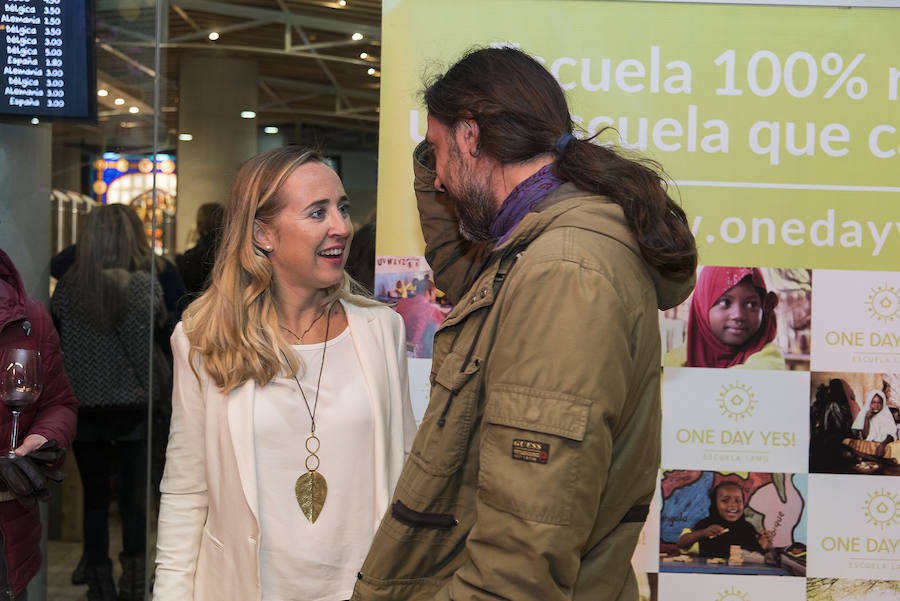 Políticos, empresarios, artistas, farmacéuticos, terapeutas, bancarios, comisarios o cocineros. Más de un centenar de valencianos acudieron el miércoles a la inauguración de la exposición de la fotógrafa Monia Antonioli 'Vente a Lamu', de la ONG valenciana One Day Yes, que permanecerá en Las cervezas del Mercado by BWK, en el Mercado de Colón, un par de meses. El objetivo de la exposición: sensibilizar a la ciudadanía de la situación de los niños en la isla de Lamu, en Kenia, e impulsar ayudas para mejorar su alimentación y educación.