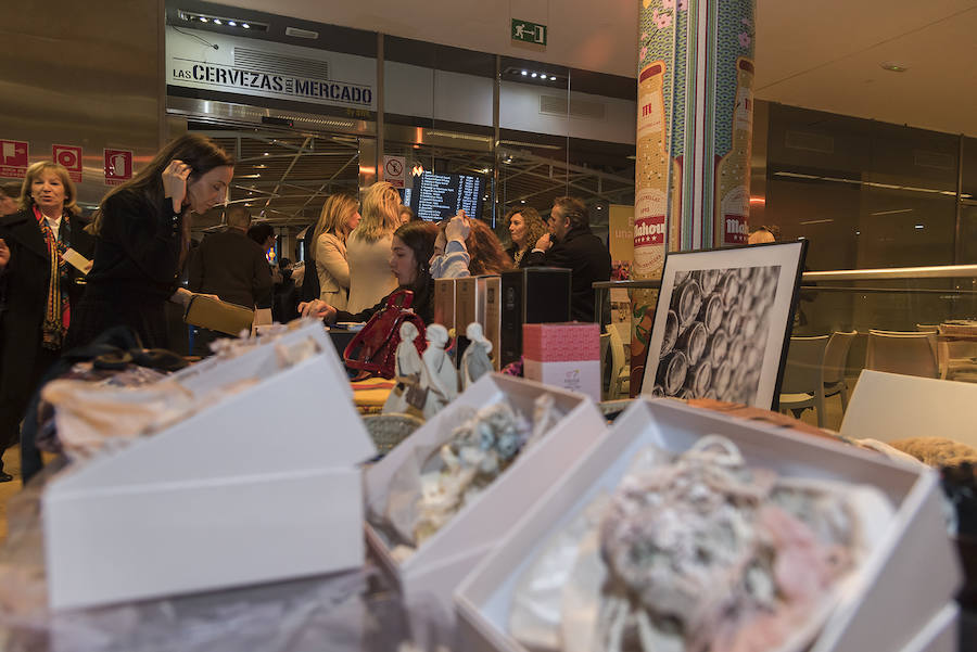 Políticos, empresarios, artistas, farmacéuticos, terapeutas, bancarios, comisarios o cocineros. Más de un centenar de valencianos acudieron el miércoles a la inauguración de la exposición de la fotógrafa Monia Antonioli 'Vente a Lamu', de la ONG valenciana One Day Yes, que permanecerá en Las cervezas del Mercado by BWK, en el Mercado de Colón, un par de meses. El objetivo de la exposición: sensibilizar a la ciudadanía de la situación de los niños en la isla de Lamu, en Kenia, e impulsar ayudas para mejorar su alimentación y educación.