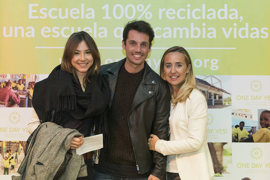 Políticos, empresarios, artistas, farmacéuticos, terapeutas, bancarios, comisarios o cocineros. Más de un centenar de valencianos acudieron el miércoles a la inauguración de la exposición de la fotógrafa Monia Antonioli 'Vente a Lamu', de la ONG valenciana One Day Yes, que permanecerá en Las cervezas del Mercado by BWK, en el Mercado de Colón, un par de meses. El objetivo de la exposición: sensibilizar a la ciudadanía de la situación de los niños en la isla de Lamu, en Kenia, e impulsar ayudas para mejorar su alimentación y educación.