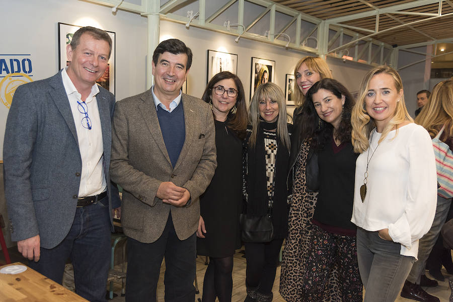 Políticos, empresarios, artistas, farmacéuticos, terapeutas, bancarios, comisarios o cocineros. Más de un centenar de valencianos acudieron el miércoles a la inauguración de la exposición de la fotógrafa Monia Antonioli 'Vente a Lamu', de la ONG valenciana One Day Yes, que permanecerá en Las cervezas del Mercado by BWK, en el Mercado de Colón, un par de meses. El objetivo de la exposición: sensibilizar a la ciudadanía de la situación de los niños en la isla de Lamu, en Kenia, e impulsar ayudas para mejorar su alimentación y educación.