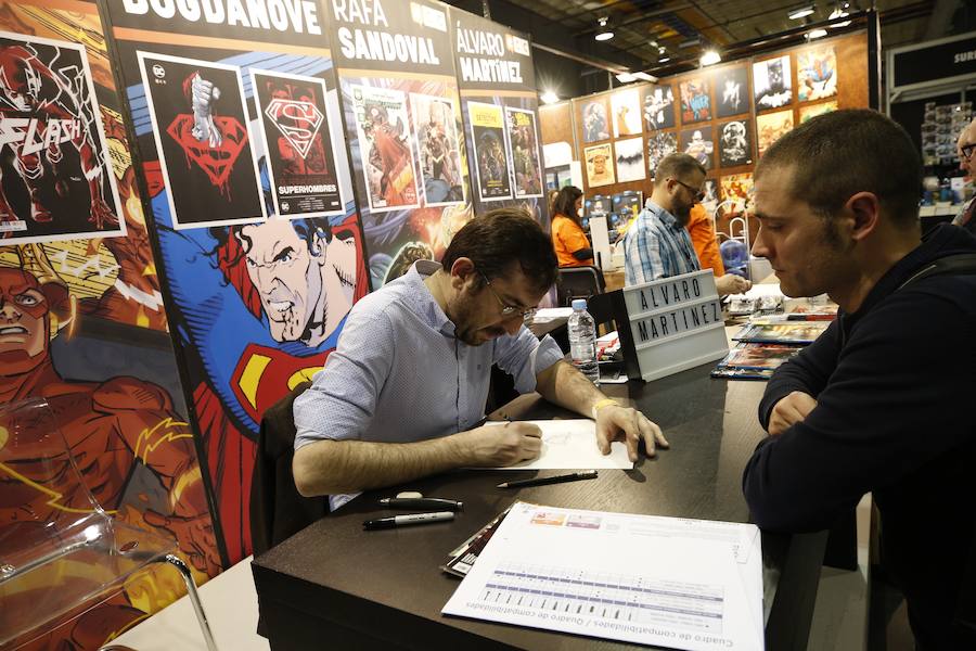 Los amantes de las series y películas de ficción, los videojuegos y el mundo del cómic tienen una cita dedicada a este universo. La Heroes Comic Con regresa a Valencia. La actriz Lena Headey, Cersei en 'Juego de tronos', ha visitado este sábado Heroes Comic Con Valencia. El evento, que tiene lugar en el recinto de Feria Valencia el sábado y el domingo de 10:00 a 20:00, ya ha dado el pistoletazo de salida y sus habituales y llamativos disfraces ya se dejan ver por la ciudad.