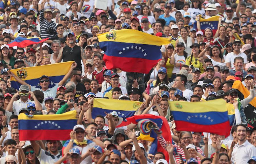 Miles de personas se reúnen en Cútcuta (Colombia), para el multitudinario concierto a favor del envío de ayuda humanitaria a Venezuela.