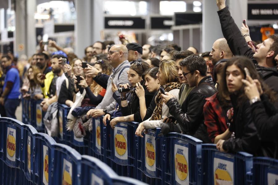 Los amantes de las series y películas de ficción, los videojuegos y el mundo del cómic tienen una cita dedicada a este universo. La Heroes Comic Con regresa a Valencia. La actriz Lena Headey, Cersei en 'Juego de tronos', ha visitado este sábado Heroes Comic Con Valencia. El evento, que tiene lugar en el recinto de Feria Valencia el sábado y el domingo de 10:00 a 20:00, ya ha dado el pistoletazo de salida y sus habituales y llamativos disfraces ya se dejan ver por la ciudad. 