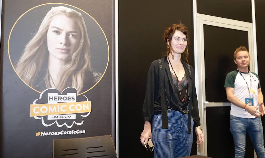 Los amantes de las series y películas de ficción, los videojuegos y el mundo del cómic tienen una cita dedicada a este universo. La Heroes Comic Con regresa a Valencia. La actriz Lena Headey, Cersei en 'Juego de tronos', ha visitado este sábado Heroes Comic Con Valencia. El evento, que tiene lugar en el recinto de Feria Valencia el sábado y el domingo de 10:00 a 20:00, ya ha dado el pistoletazo de salida y sus habituales y llamativos disfraces ya se dejan ver por la ciudad. 