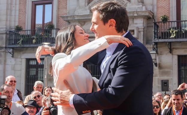 Albert Rivera e Inés Arrimadas, este sábado en el acto celebrado en la Plaza de la Villa, en Madrid