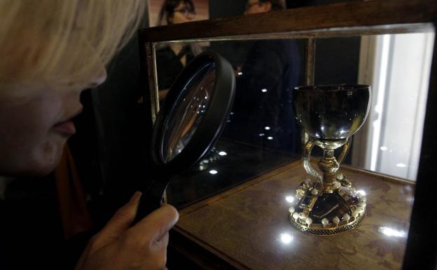 Una persona inspecciona el Santo Cáliz, ayer, en la apertura del Aula Grial.