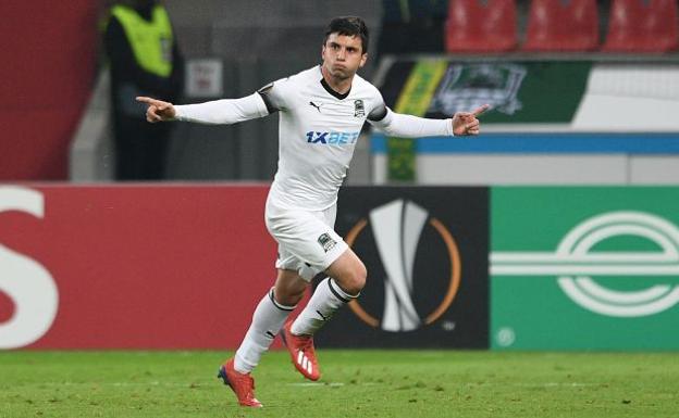 Magomed Suleymanov del Krasnodar celebra tras anotar un gol.