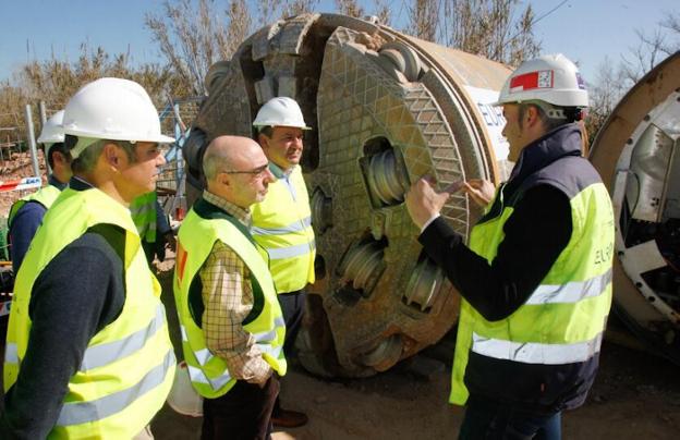 Los técnicos de Aguas de Valencia inspeccionan las nuevas tuberías junto al concejal Sarrià. 